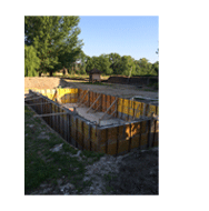 Construction d'une piscine avec des panneaux  à bancher